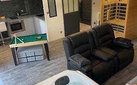 T2 rénové, jaccuzi, sauna, sièges massants, jardin, parking, métro